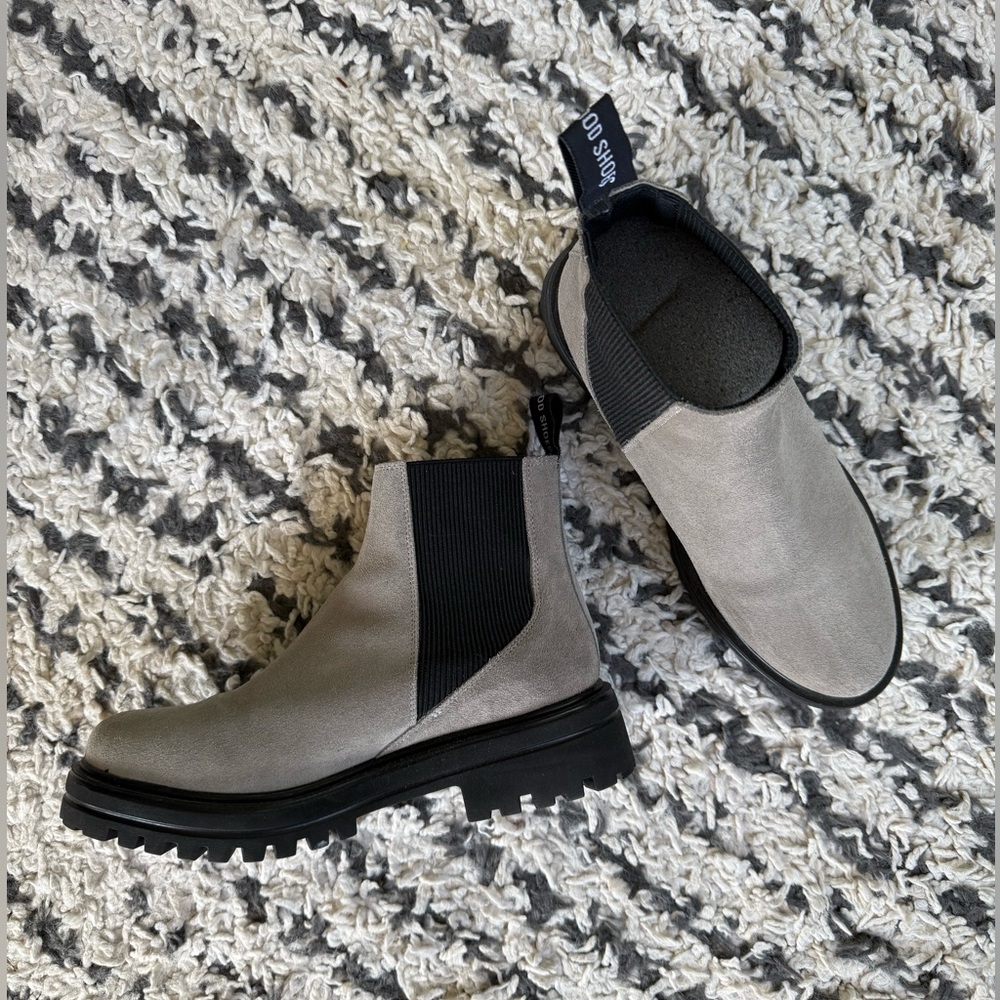 Verbenas tan suede lug sole chelsea boot - size 8.5 excellent condition - Picture 1 of 5